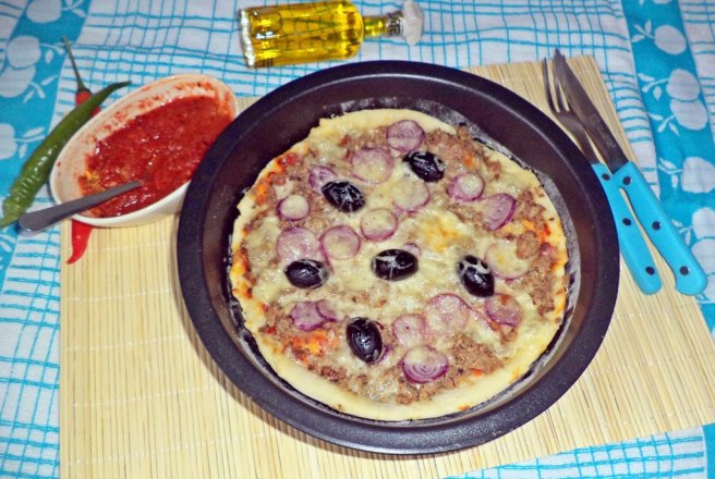 Pizza cu ton si ceapa rosie