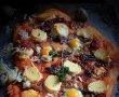 Pizza cu ceapa caramelizata, oua de prepelita si branza de capra-6