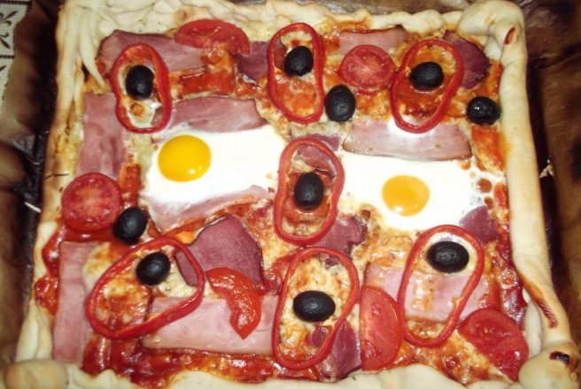 Pizza cu sunca,pastrama de vita si ou