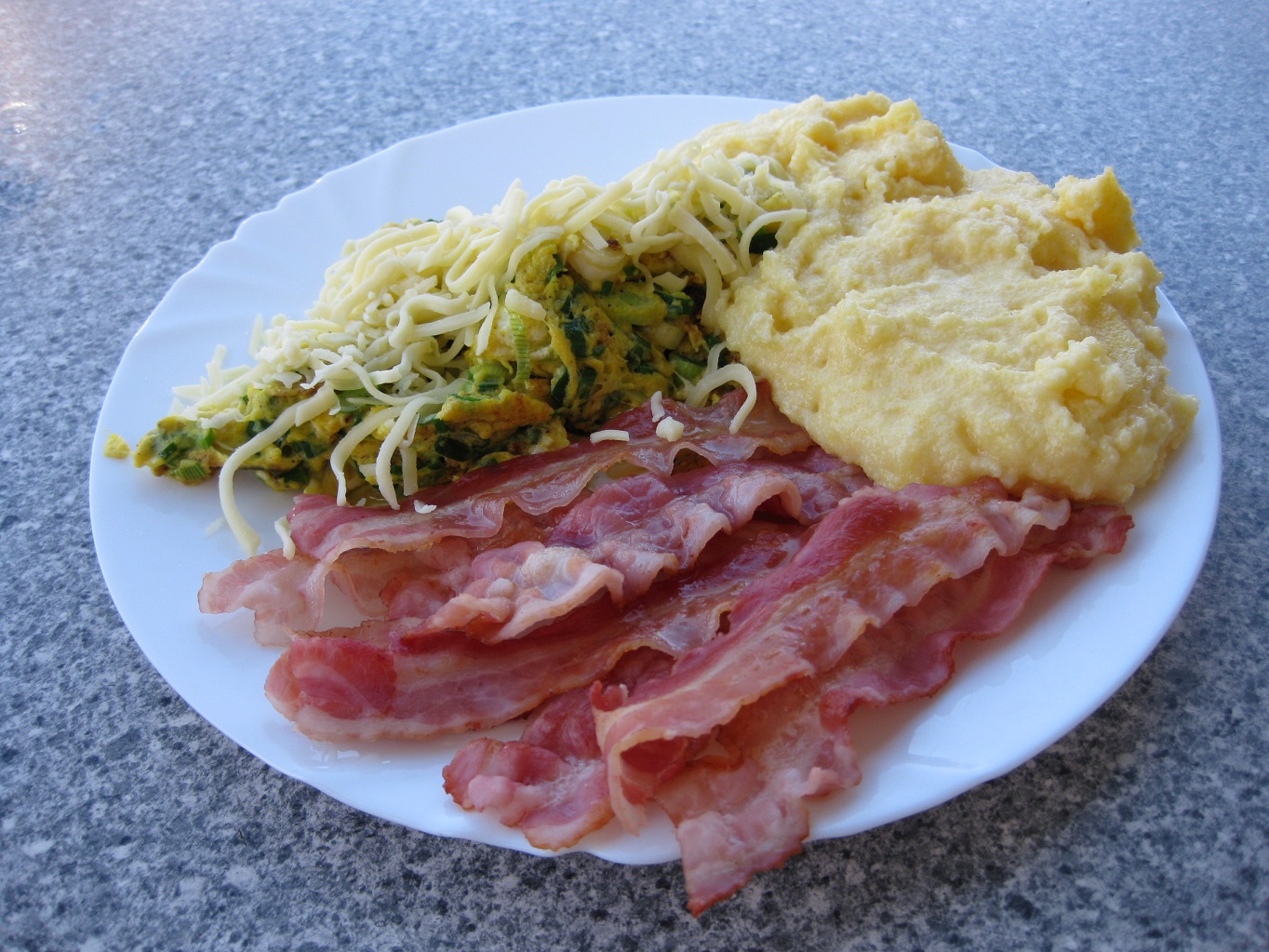 Omleta cu ceapa verde,bacon si polenta (mamaliga )