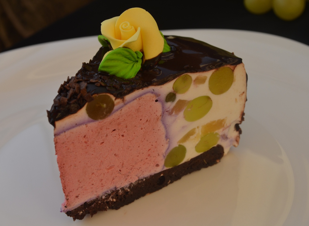 Tort cu mousse de fructe de padure