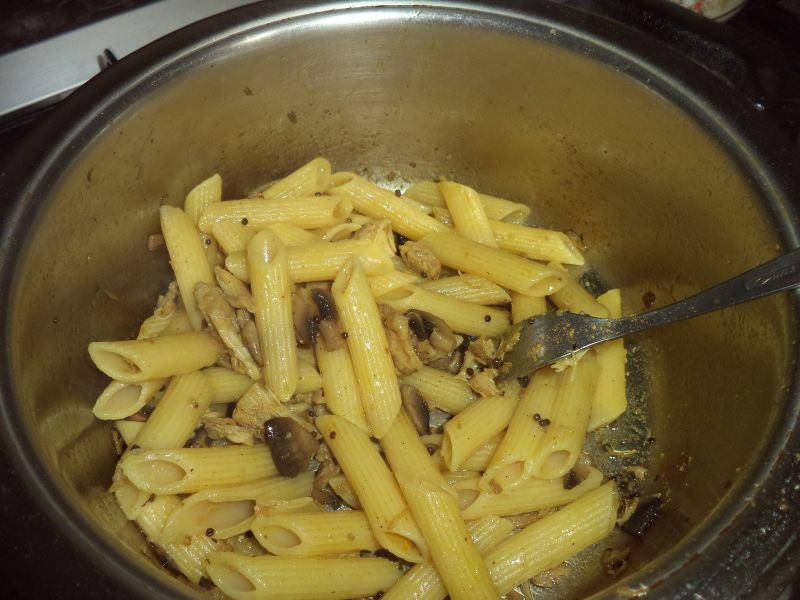 Penne cu piept de pui si ciuperci