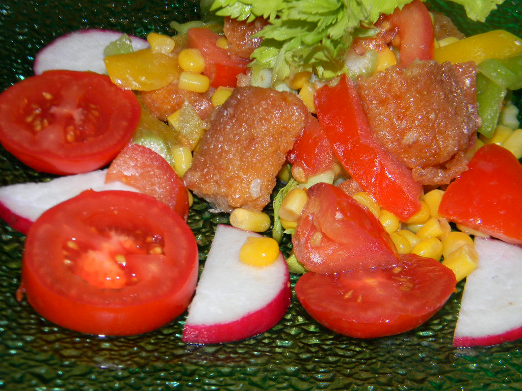 Salata cu fish-fingers