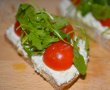 Tartine cu branza, rosii si rucola-5