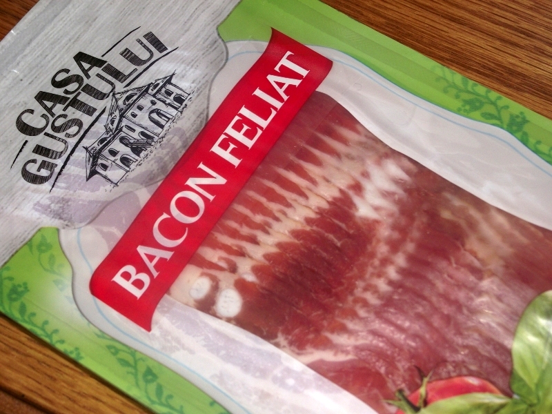 Rulouri de bacon afumat cu crema de branza