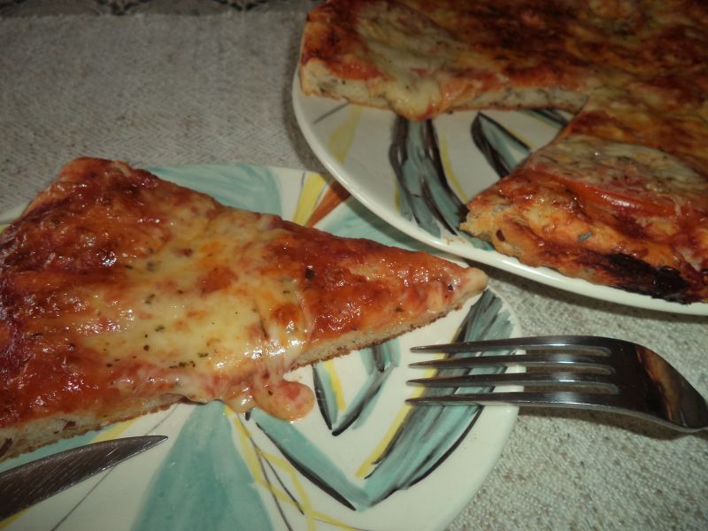 Pizza cu rosii si mozarella