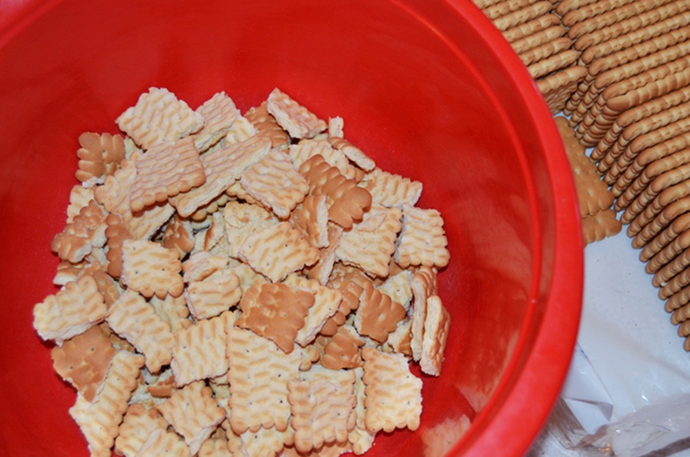 Tort de biscuiti cu jeleu de fructe de padure