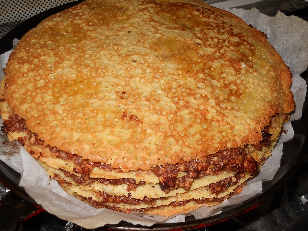 Tort de clatite cu crema de nuci