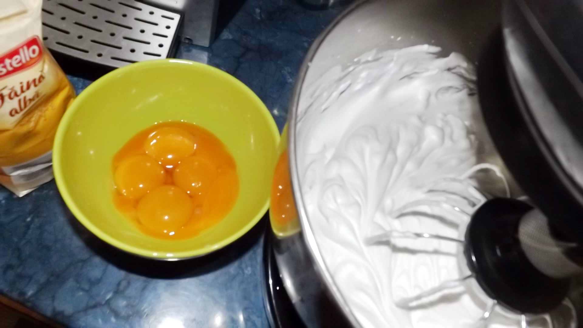 Tort cu crema de mascarpone, jeleu de zmeura si crema de unt cu zmeura