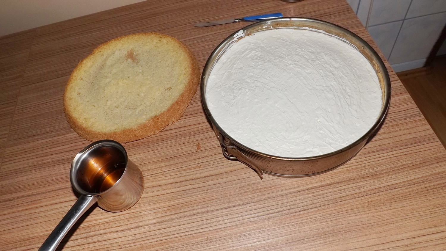 Tort cu crema de mascarpone, jeleu de zmeura si crema de unt cu zmeura