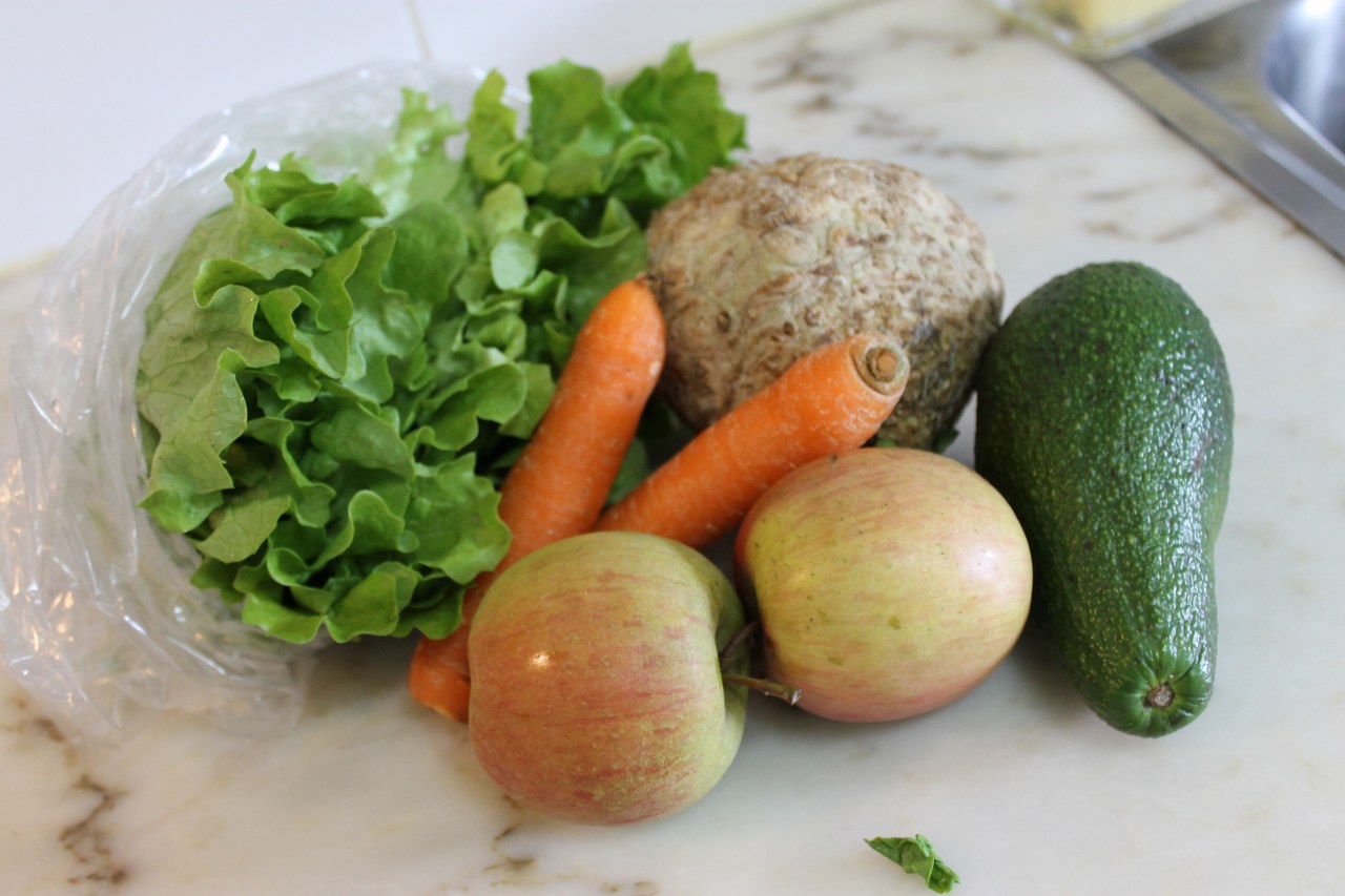 Salata de cruditati cu telina , mere si avocado