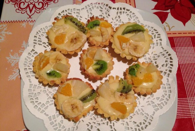 Mini tarte cu fructe si crema de vanilie