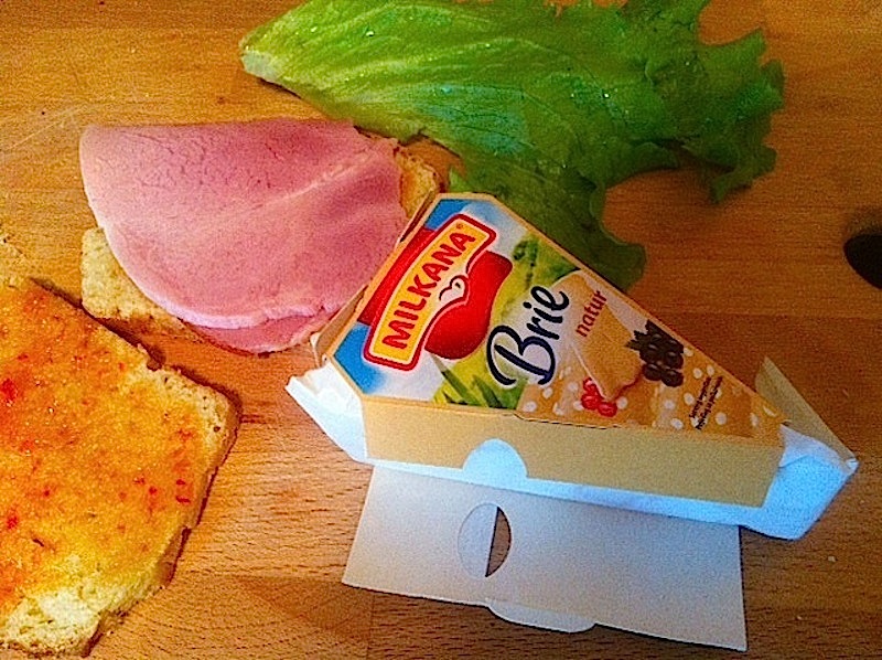 Sandvis cald cu jambon si branza Brie