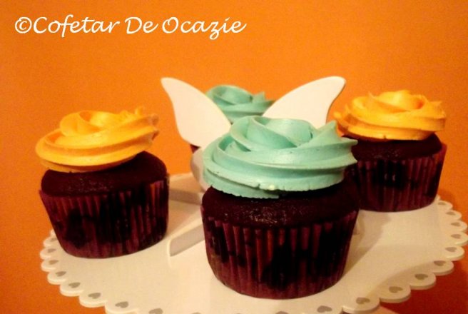 Cupcakes cu ciocolată şi cremă de vanilie