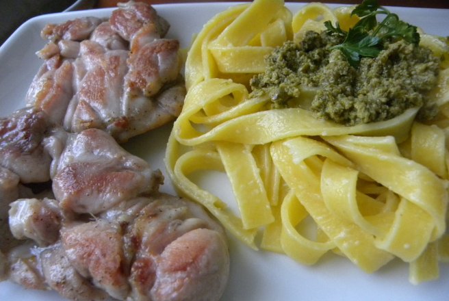 Tagliatelle cu sos pesto si pulpa de pui