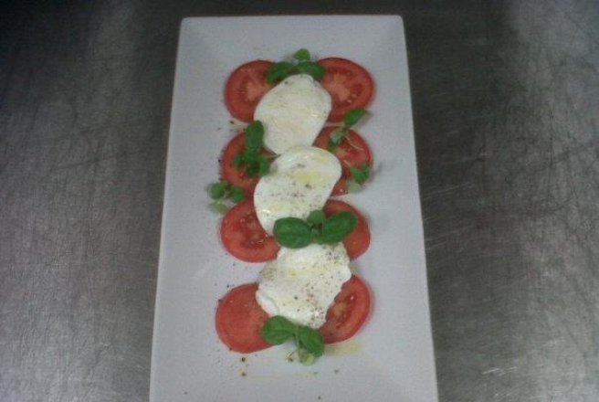 Salata Caprese (rosii si mozarella)