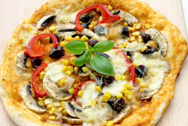 Pizza vegetariana cu blat subtire si crocant