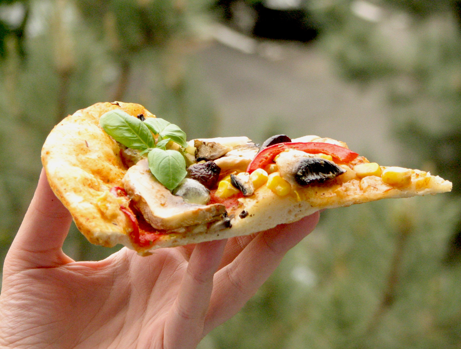 Pizza vegetariana cu blat subtire si crocant