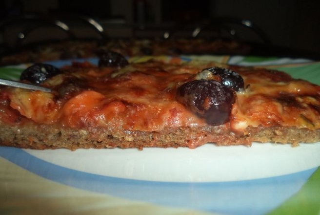 Pizza pe blat de paine neagra