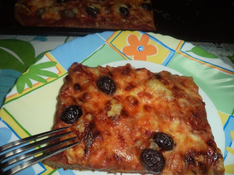 Pizza pe blat de paine neagra