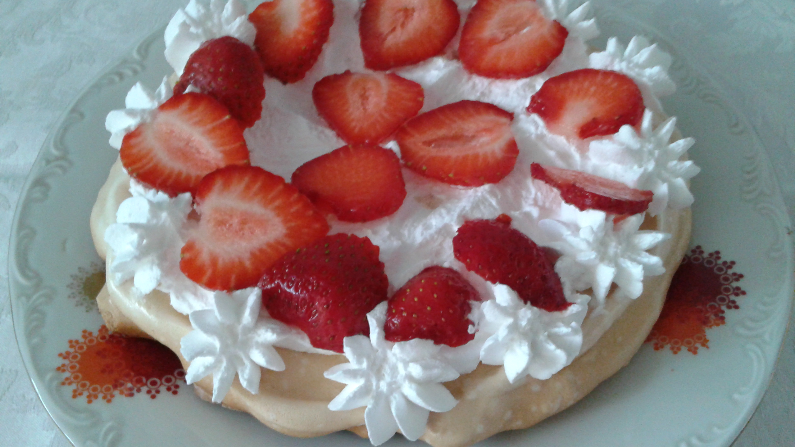 Mini tort Pavlova cu capsuni