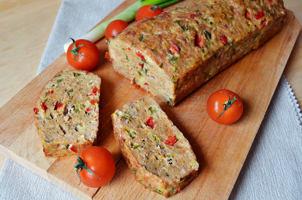 Aperitiv rulada din carne tocata cu legume