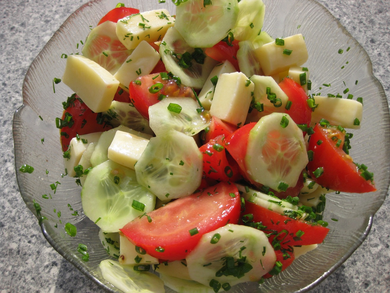 Salata de rosii,castravete si cascaval Delaco.