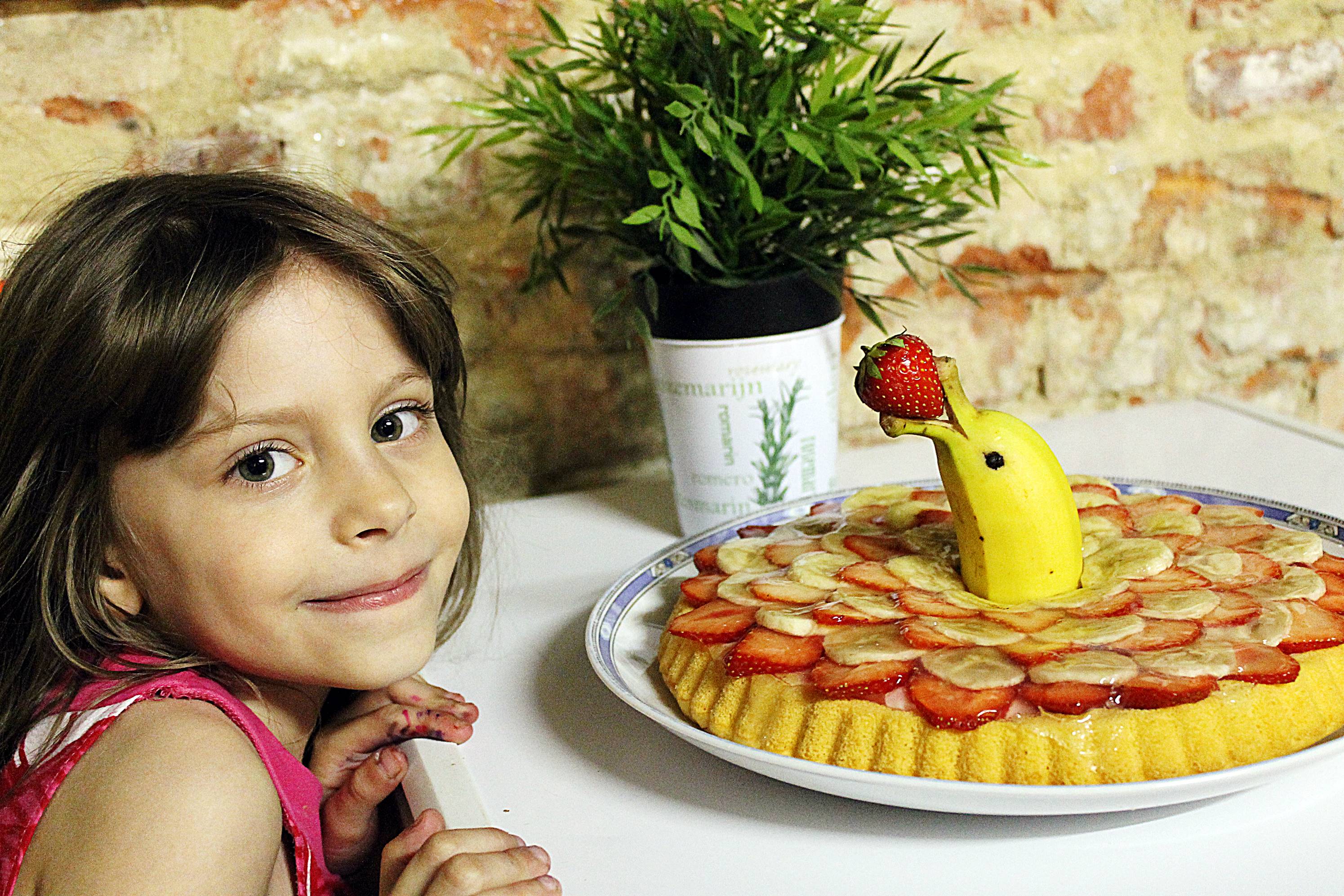 Tarta delfin cu capsuni si banane