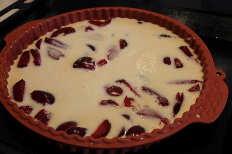 Clafoutis cu prune rosii