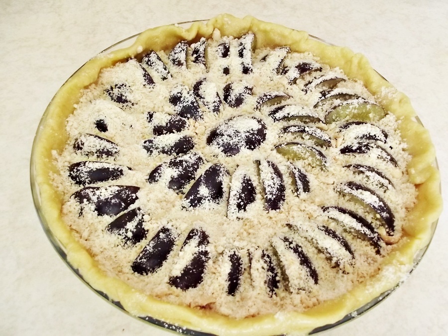 Tarta cu prune si alune de padure