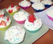 Cupcakes cu crema de vanilie si capsuni-7