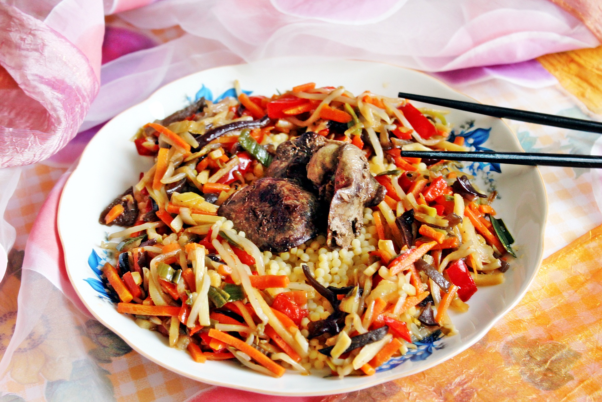 Legume asiatice, cuscus si ficatei de pui