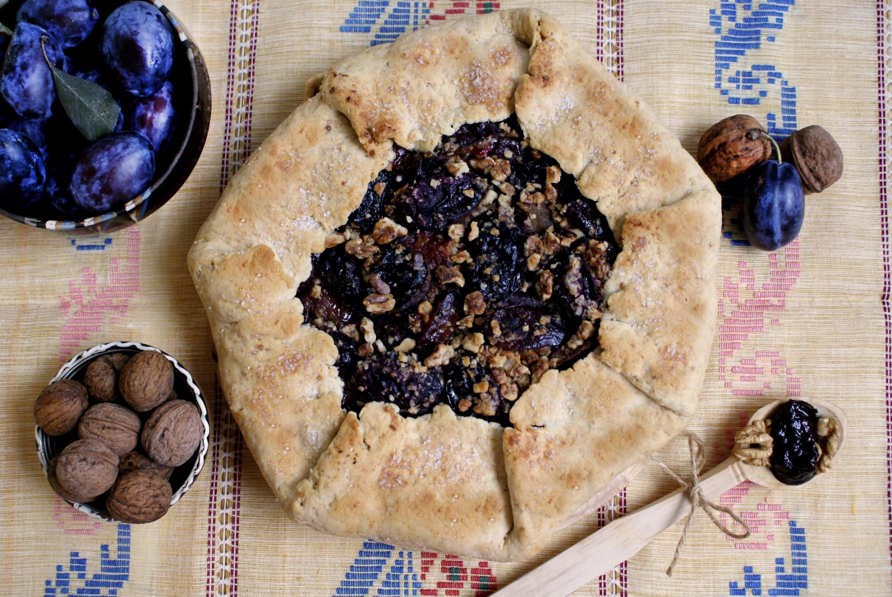 Tarta rustica cu prune si nuci