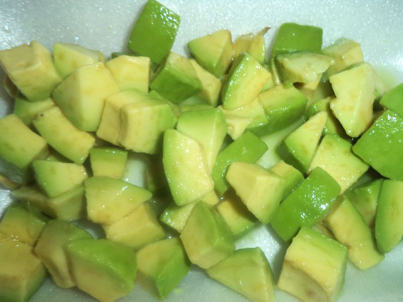 Salata de avocado cu rosii si porumb