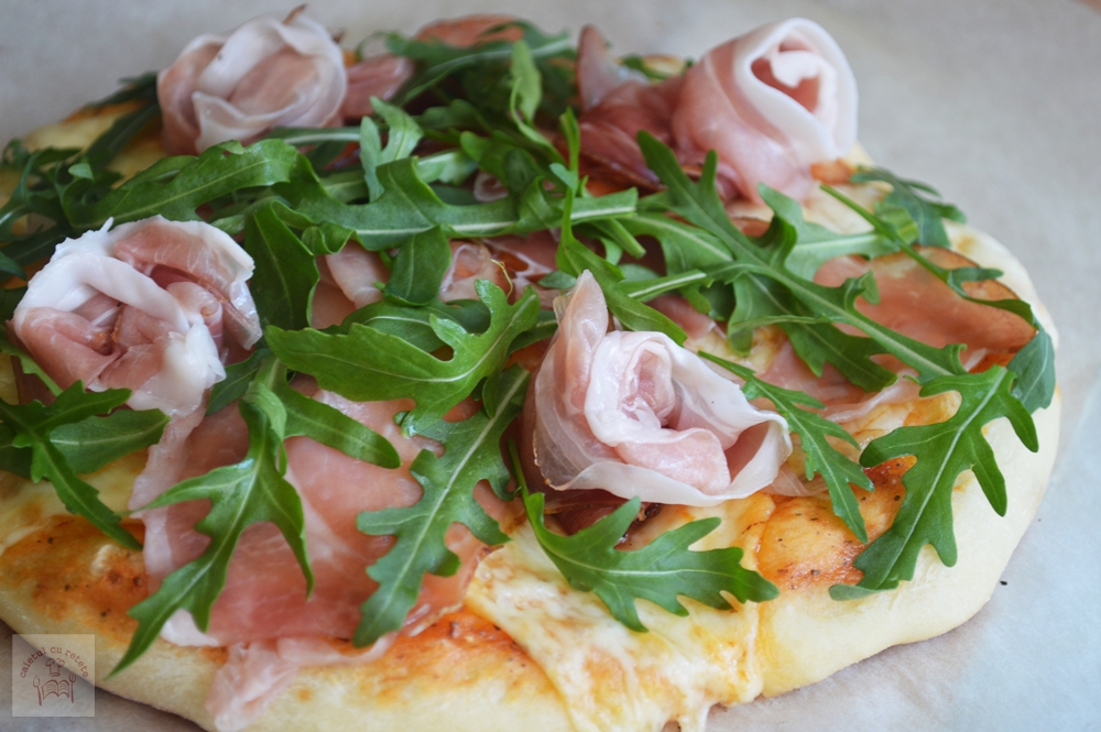 Pizza cu prosciutto crudo, rucola si parmezan