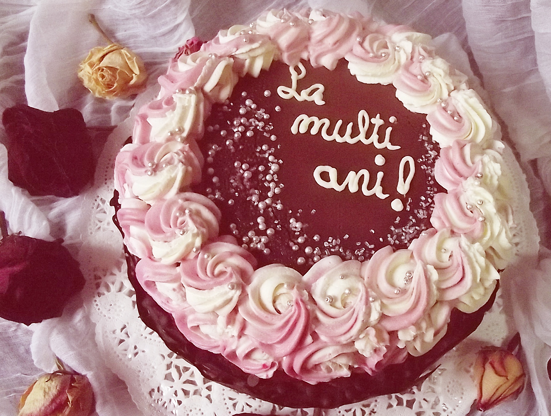 Tort cu mousse de zmeură şi ciocolată