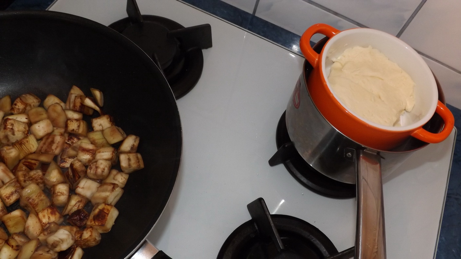 Legume sotate cu crutoane si branza fondue