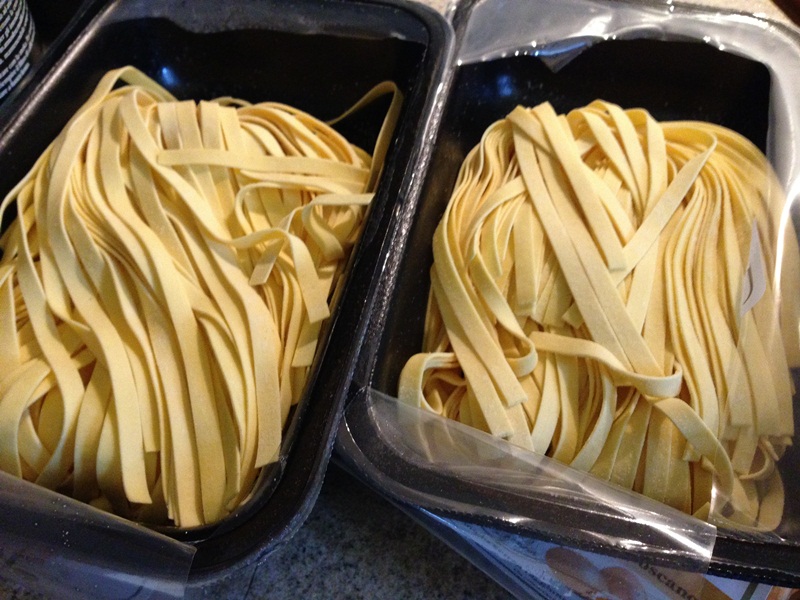 Tagliatelle con sugo fresco di pomodoro