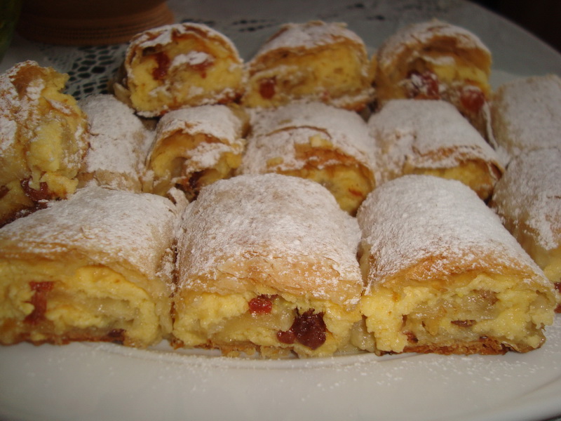 Reteta simpla si delicioasa de strudel cu branza si stafide