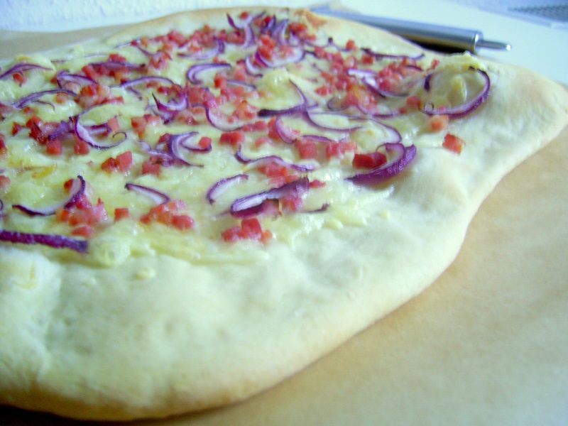 Flammkuchen cu sunca si ceapa