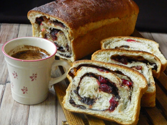 Cozonac de post cu cacao si fructe deshidratate