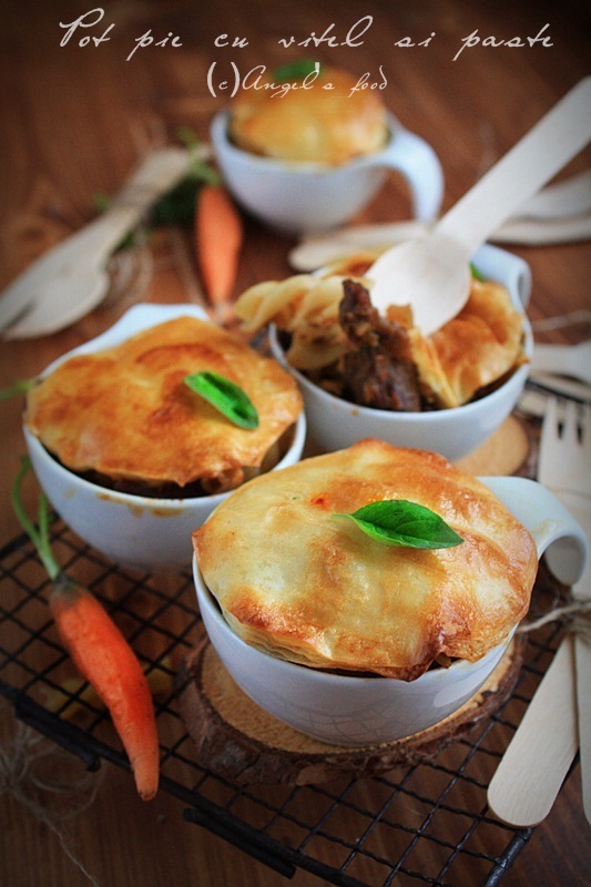 Pasta Pot Pie~sau~Tocanita de vitel cu paste sub capac de foietaj