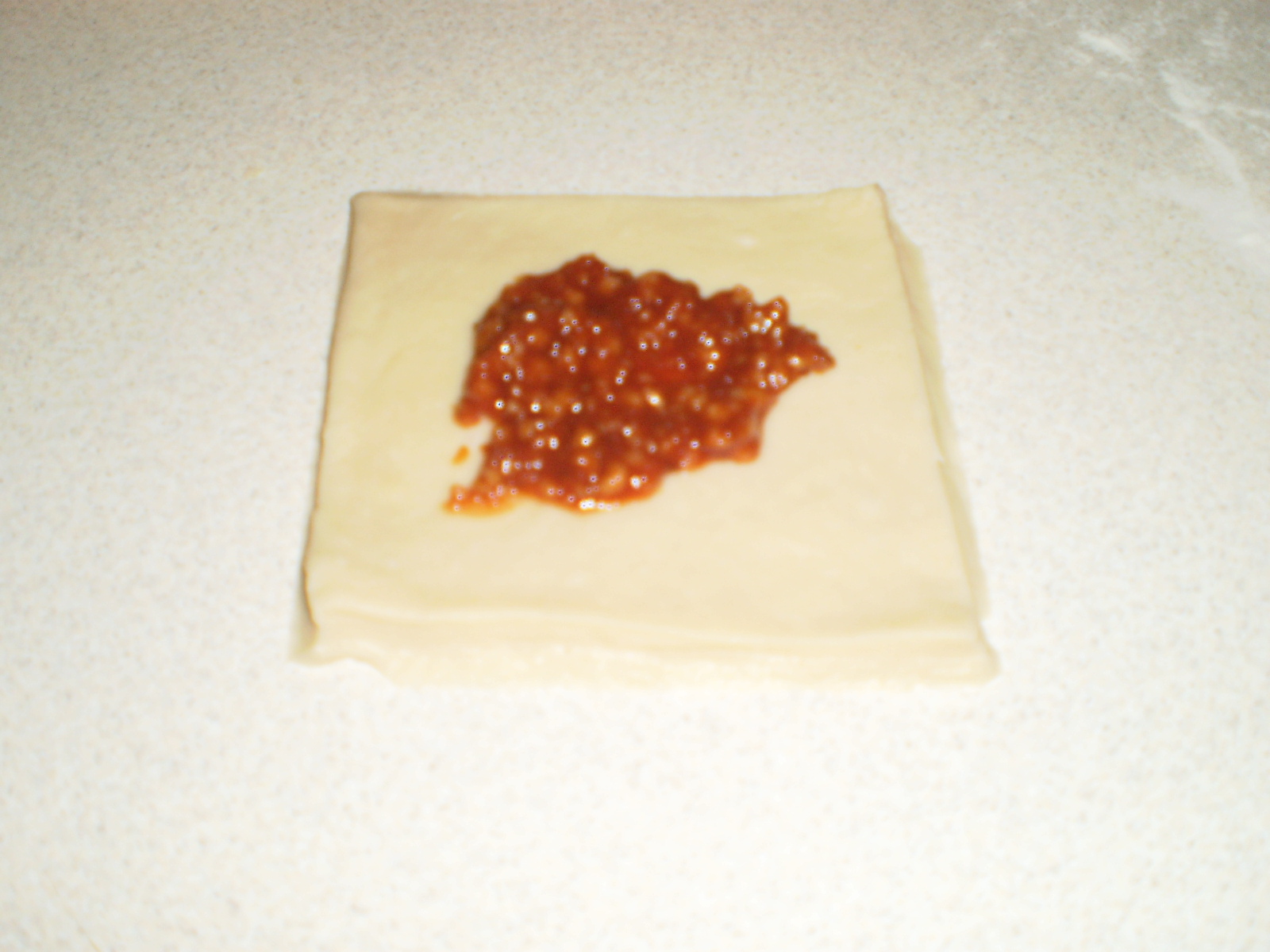 Cornuri pufoase cu dulceata de macese si nuca