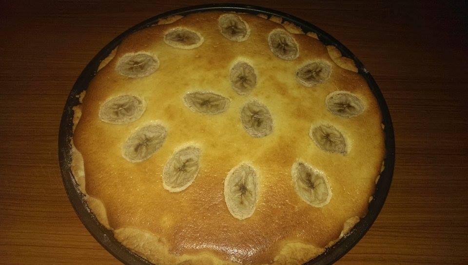 Tarta cu crema de branza si banane si topping de caramel