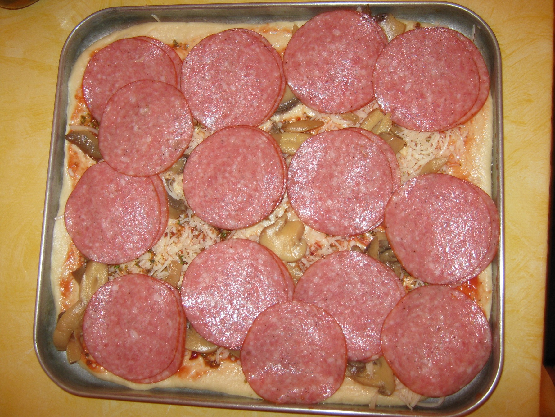 Pizza cu salam