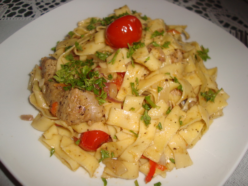 Tagliatelle cu porc in sos de vin