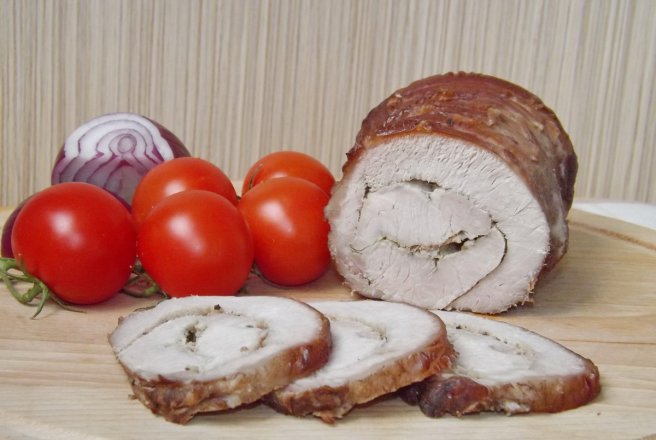 Cotlet de porc facut rulada, fiert in vin cu mirodenii