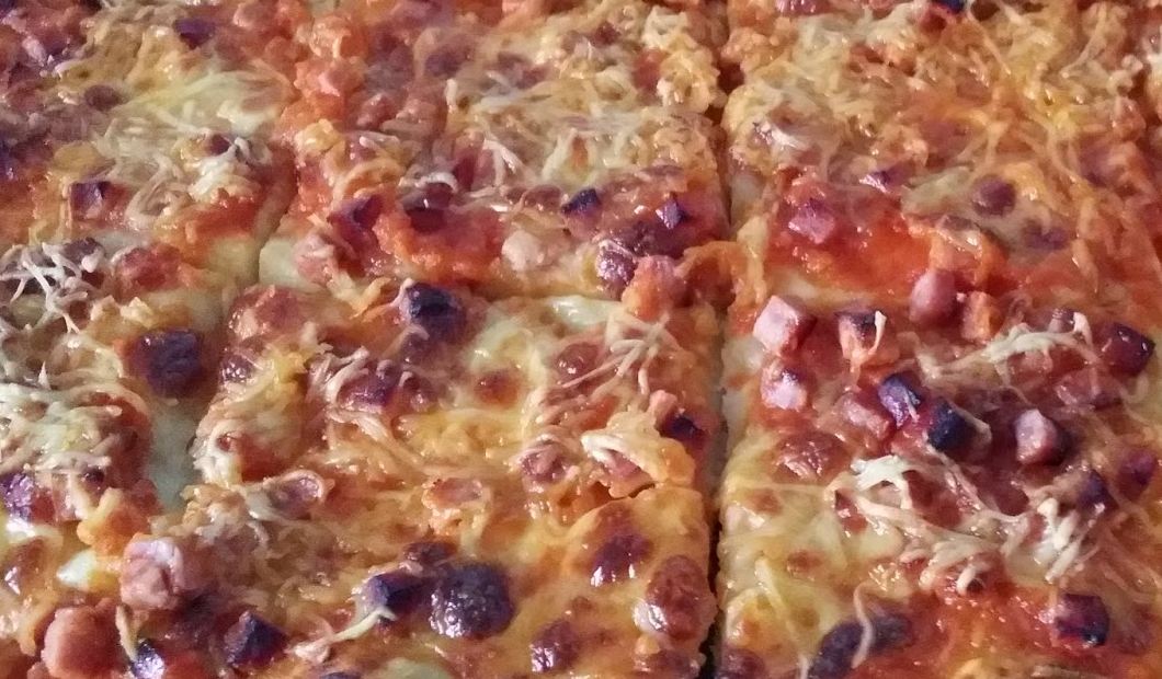 Pizza cu sunca si branza