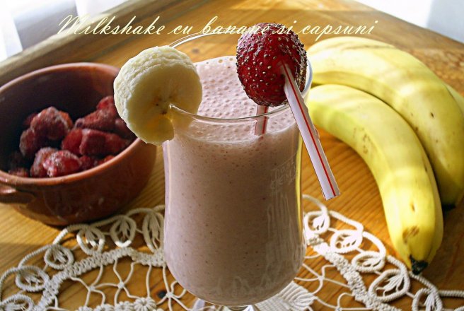 Milkshake cu banane si capsuni