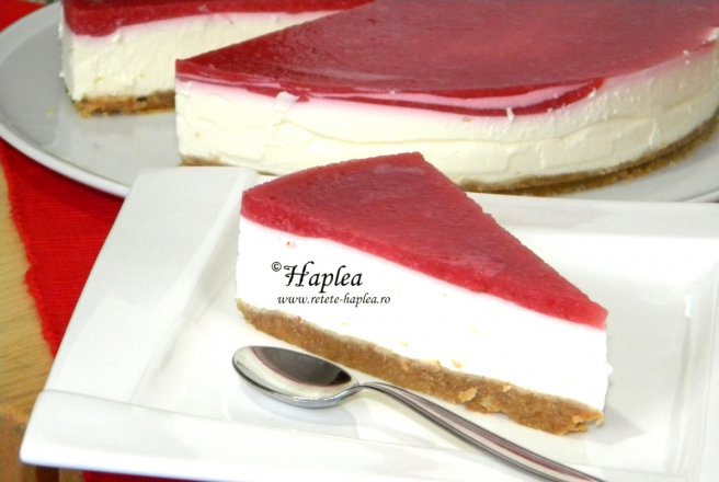 CHEESECAKE CU JELEU DE CAPSUNI